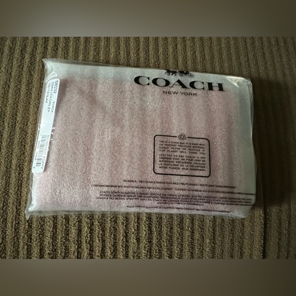 Coach Corner Zip Wristlet new in packaging - Picture 2 of 3
